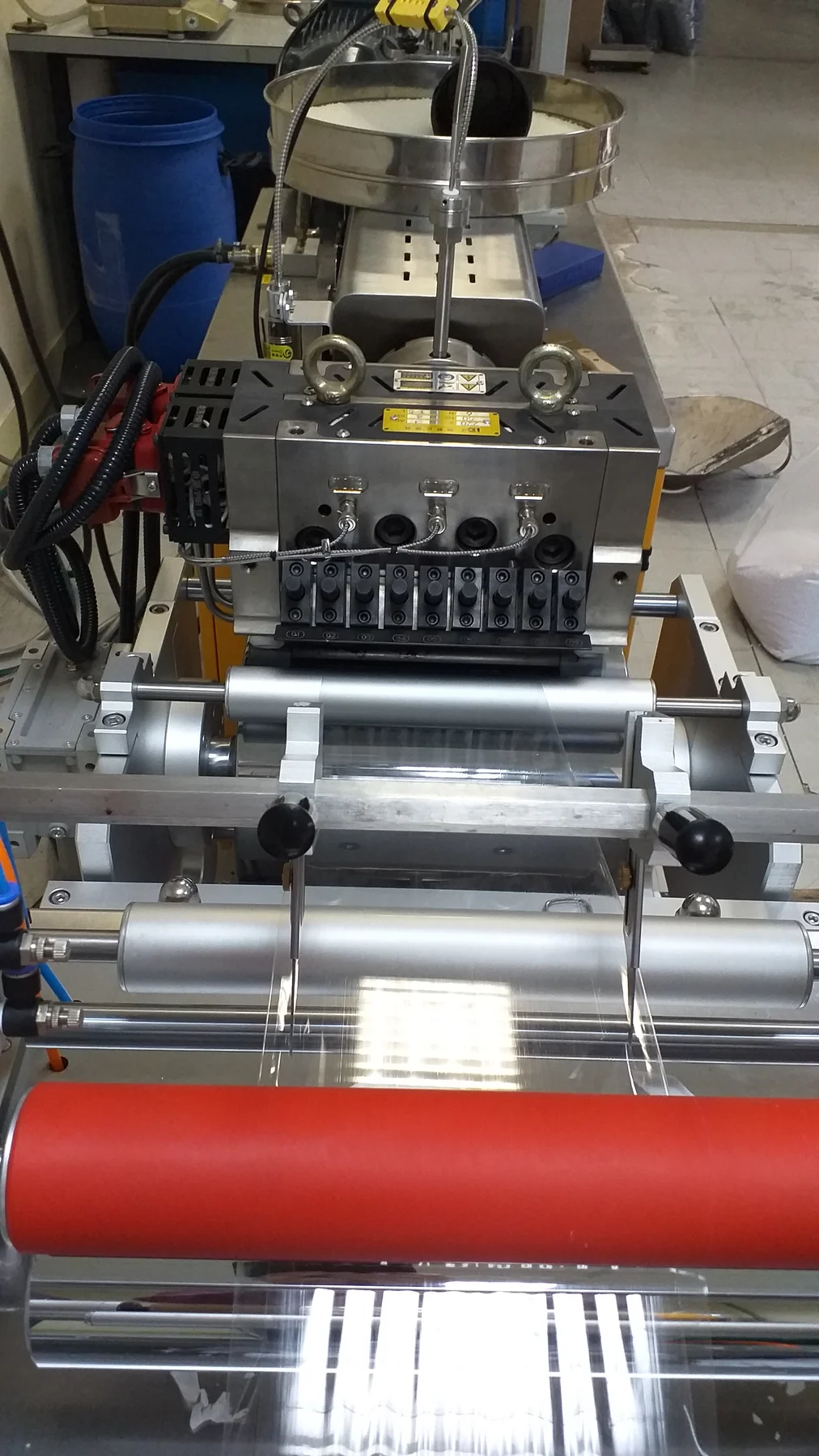 Ligne pilote de film plat dans la halle technologique du CRITT Polymères.