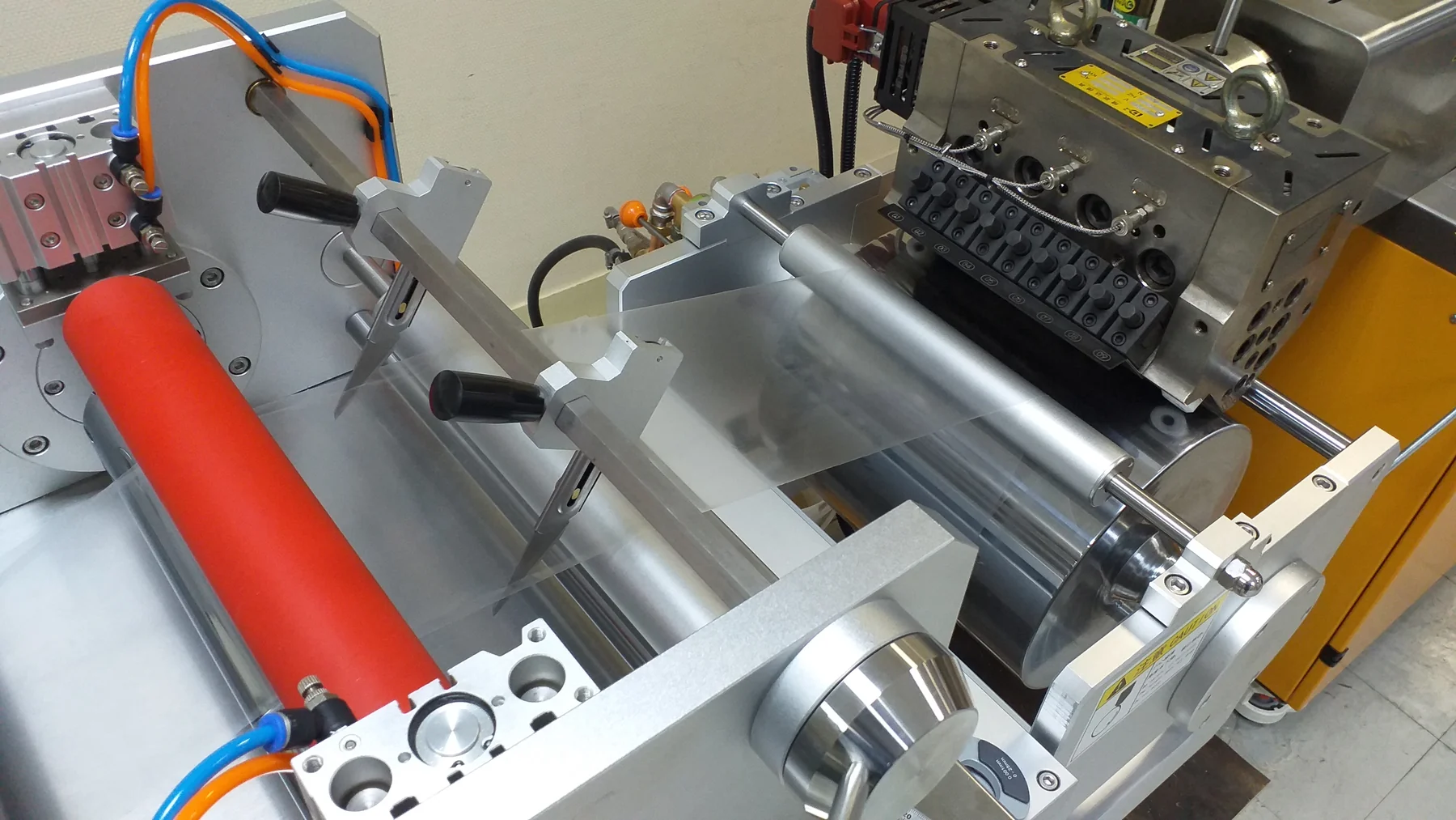 Vue rapprochée des rouleaux de la ligne. Halle technologique du CRITT Polymères.