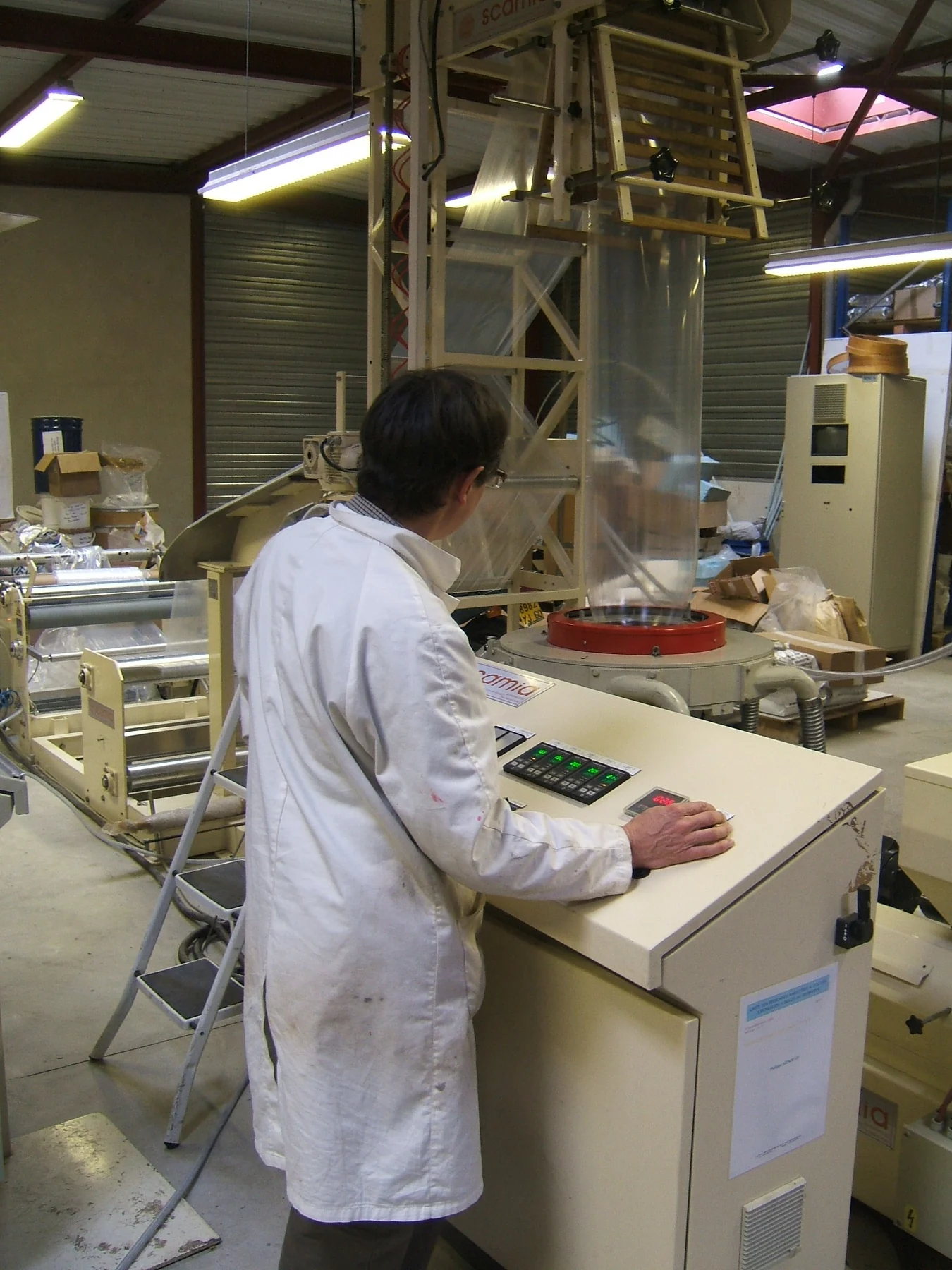 Opérateur aux commandes de la ligne d’extrusion film du CRITT