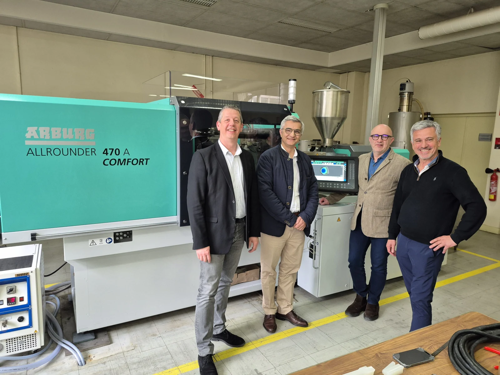 Partenariat CRITT, ARBURG et SIMCON devant la presse Allrounder 470 A